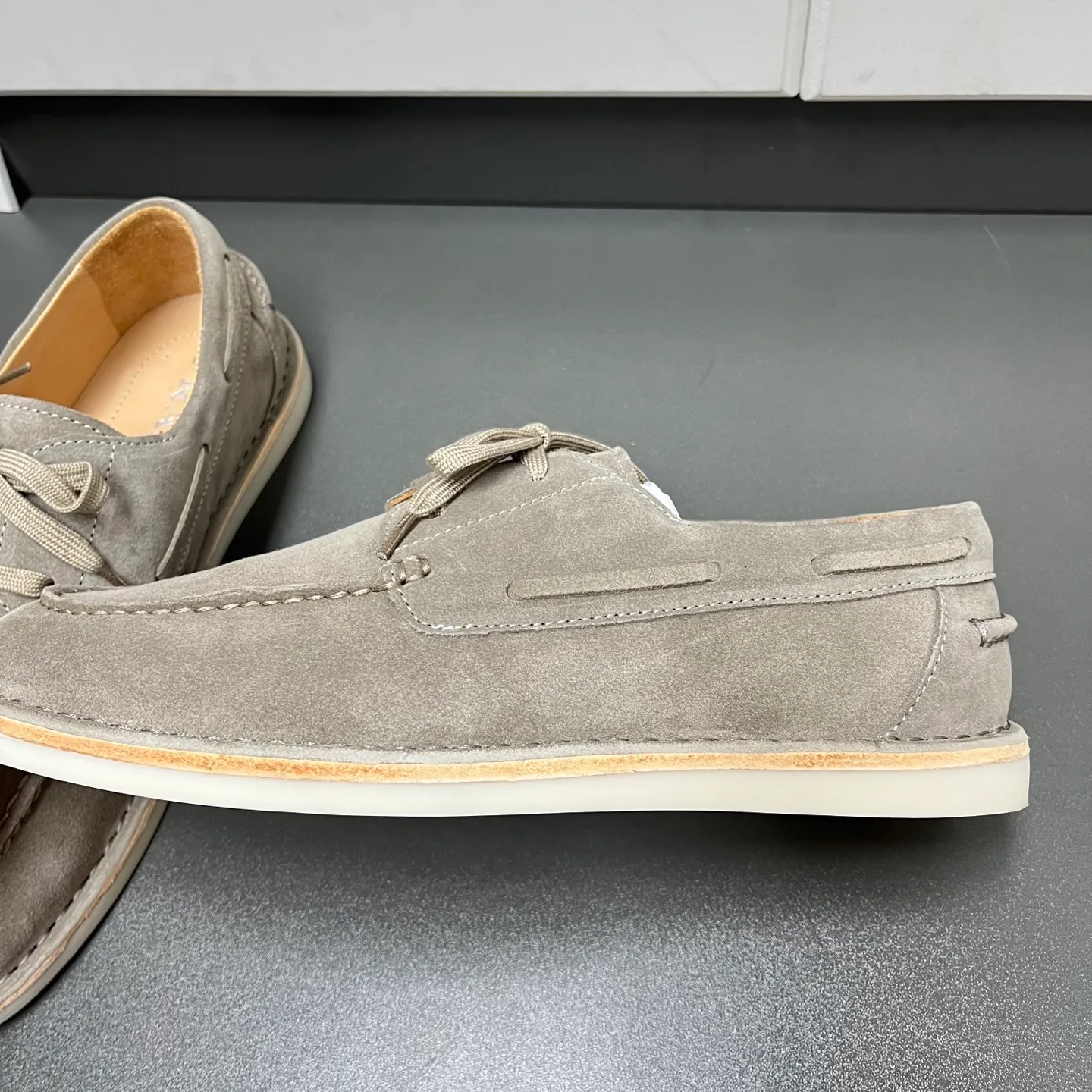 💰840 Prada men's new lace-up leather loafers. Made of flocked two-layer cow leather, these shoes combine classic design with handmade details, blending sophistication with casual comfort. Designed in a lace-up style, with open-stitched seams on the skirt, 1.5cm white rubber soles with leather welts, dyed calfskin lining, and silver-labeled cowhide feet, the style is simple and elegant. C leather shoe size: 39/40/41/42/43/44 gray, original box packaging + dust bag